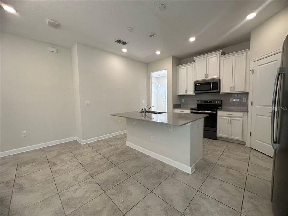 合同活跃: $2,900 (4 贝兹, 3 浴室, 1867 平方英尺)