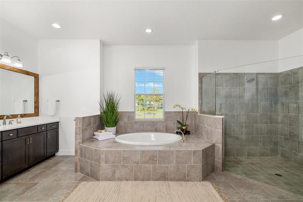 En Venta: $1,145,000 (3 camas, 3 baños, 3168 Pies cuadrados)