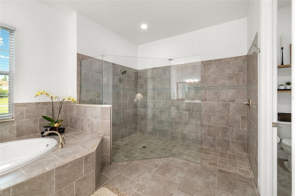 En Venta: $1,145,000 (3 camas, 3 baños, 3168 Pies cuadrados)