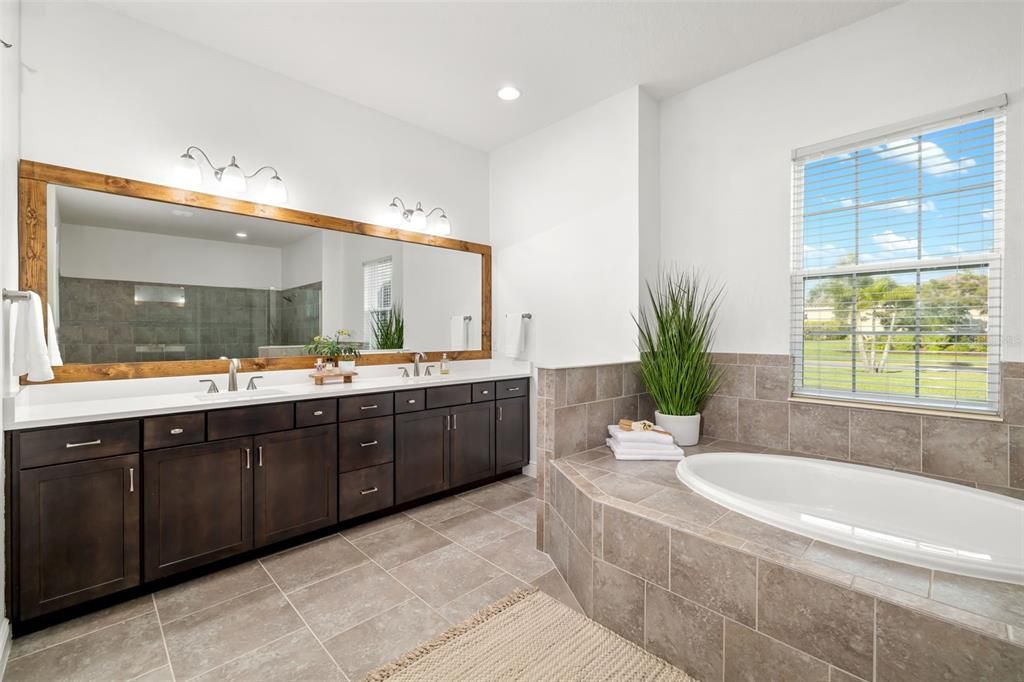 En Venta: $1,145,000 (3 camas, 3 baños, 3168 Pies cuadrados)