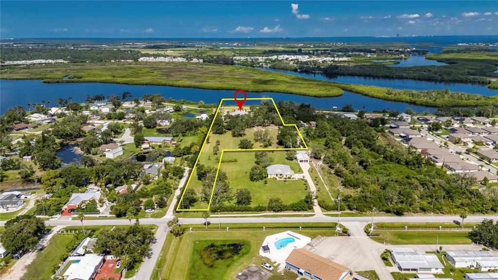 Activo con contrato: $1,350,000 (4 camas, 3 baños, 3152 Pies cuadrados)