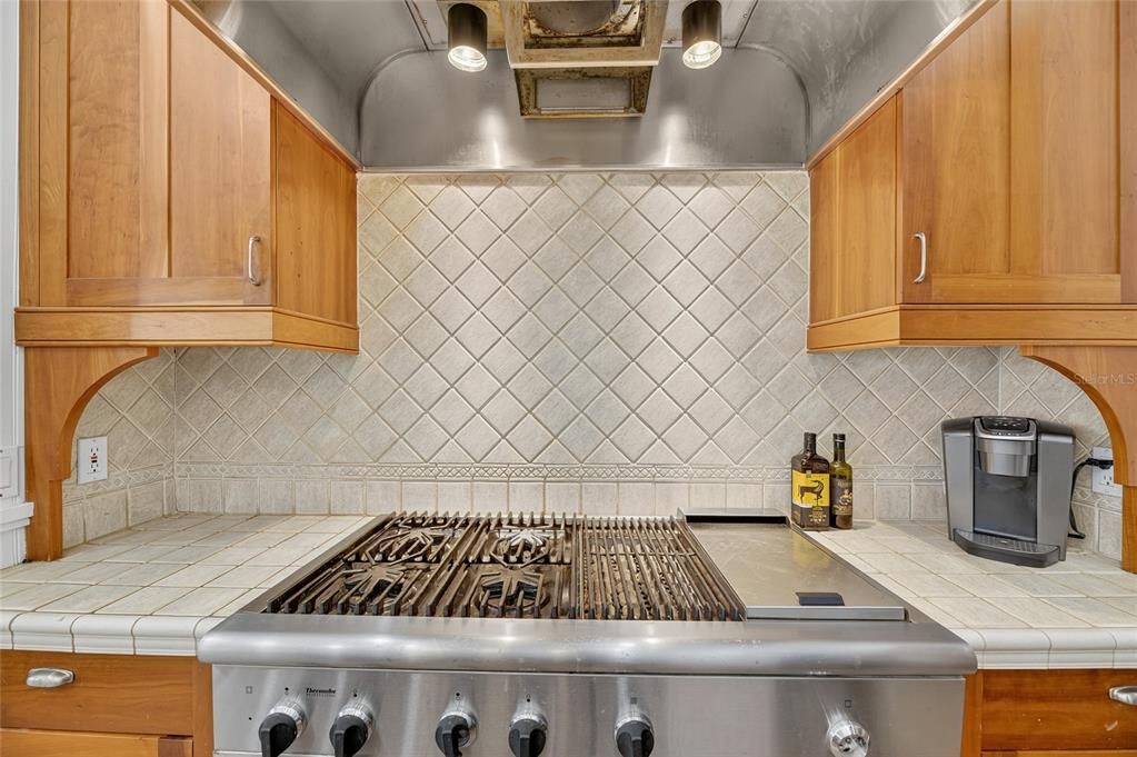 Activo con contrato: $1,350,000 (4 camas, 3 baños, 3152 Pies cuadrados)