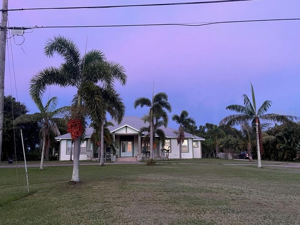 Activo con contrato: $1,350,000 (4 camas, 3 baños, 3152 Pies cuadrados)