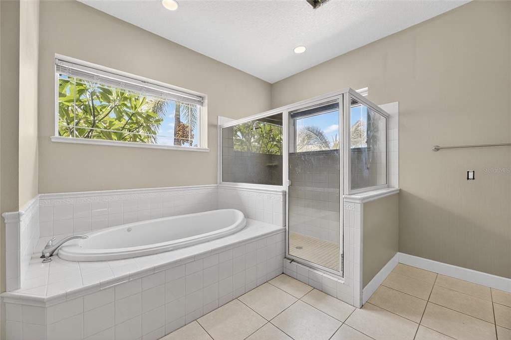 Activo con contrato: $1,350,000 (4 camas, 3 baños, 3152 Pies cuadrados)