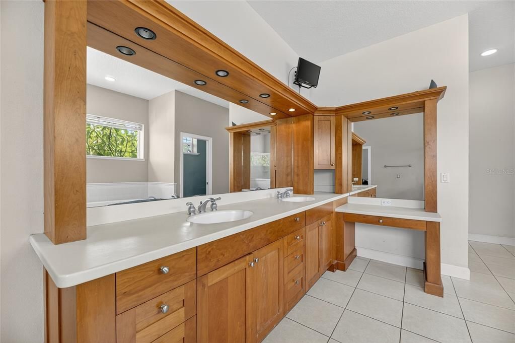 Activo con contrato: $1,350,000 (4 camas, 3 baños, 3152 Pies cuadrados)