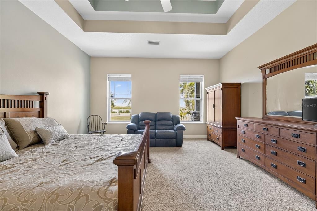 Activo con contrato: $1,350,000 (4 camas, 3 baños, 3152 Pies cuadrados)