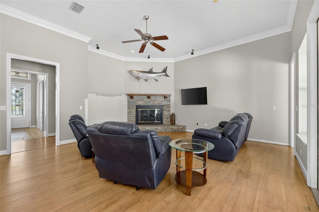 Activo con contrato: $1,350,000 (4 camas, 3 baños, 3152 Pies cuadrados)