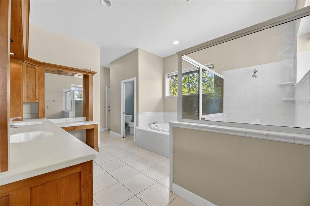 Activo con contrato: $1,350,000 (4 camas, 3 baños, 3152 Pies cuadrados)