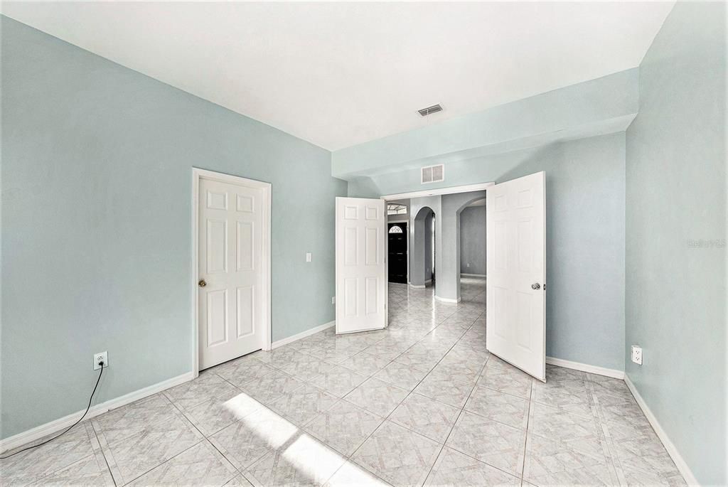 合同活跃: $480,000 (5 贝兹, 3 浴室, 2920 平方英尺)