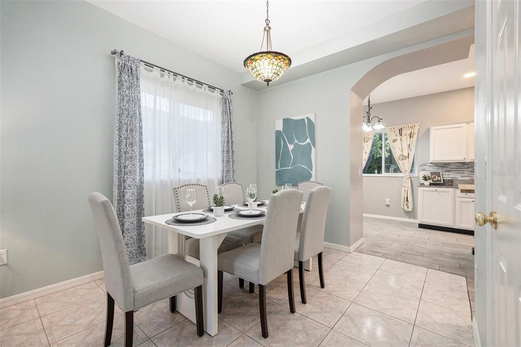 合同活跃: $480,000 (5 贝兹, 3 浴室, 2920 平方英尺)