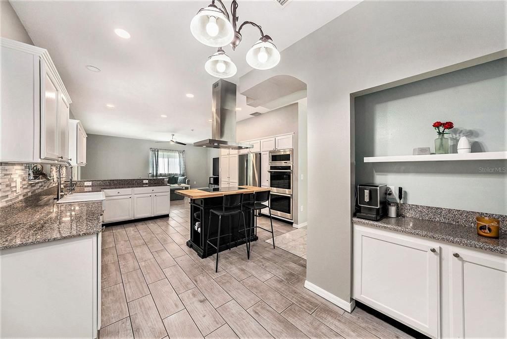 合同活跃: $480,000 (5 贝兹, 3 浴室, 2920 平方英尺)