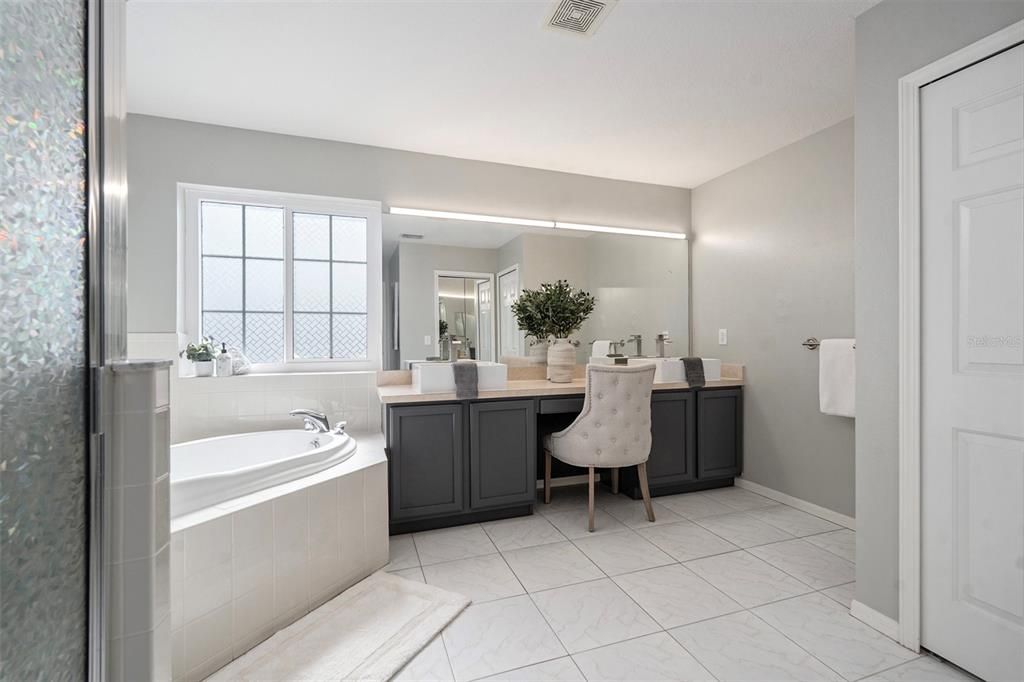 合同活跃: $480,000 (5 贝兹, 3 浴室, 2920 平方英尺)