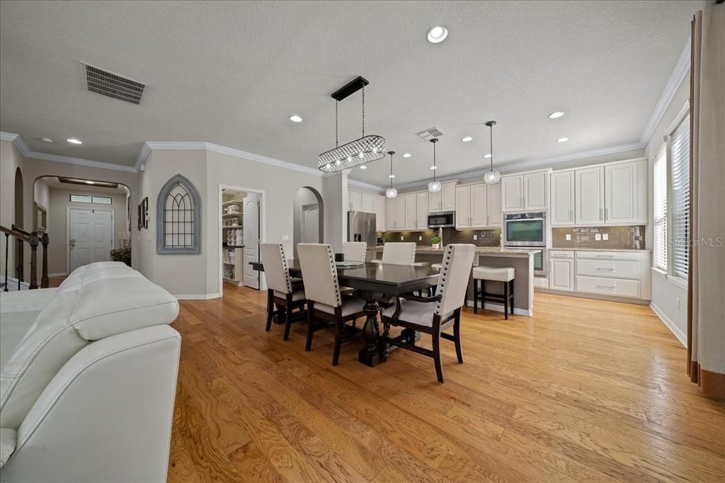 Activo con contrato: $599,990 (5 camas, 3 baños, 3190 Pies cuadrados)