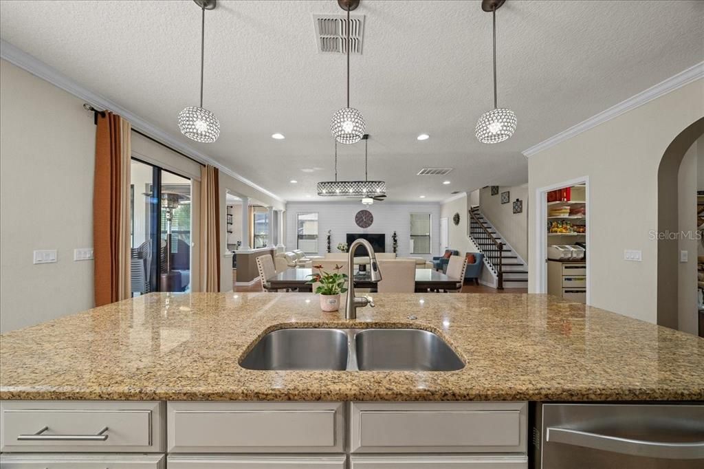 Activo con contrato: $599,990 (5 camas, 3 baños, 3190 Pies cuadrados)