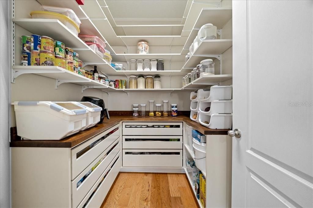 Activo con contrato: $599,990 (5 camas, 3 baños, 3190 Pies cuadrados)