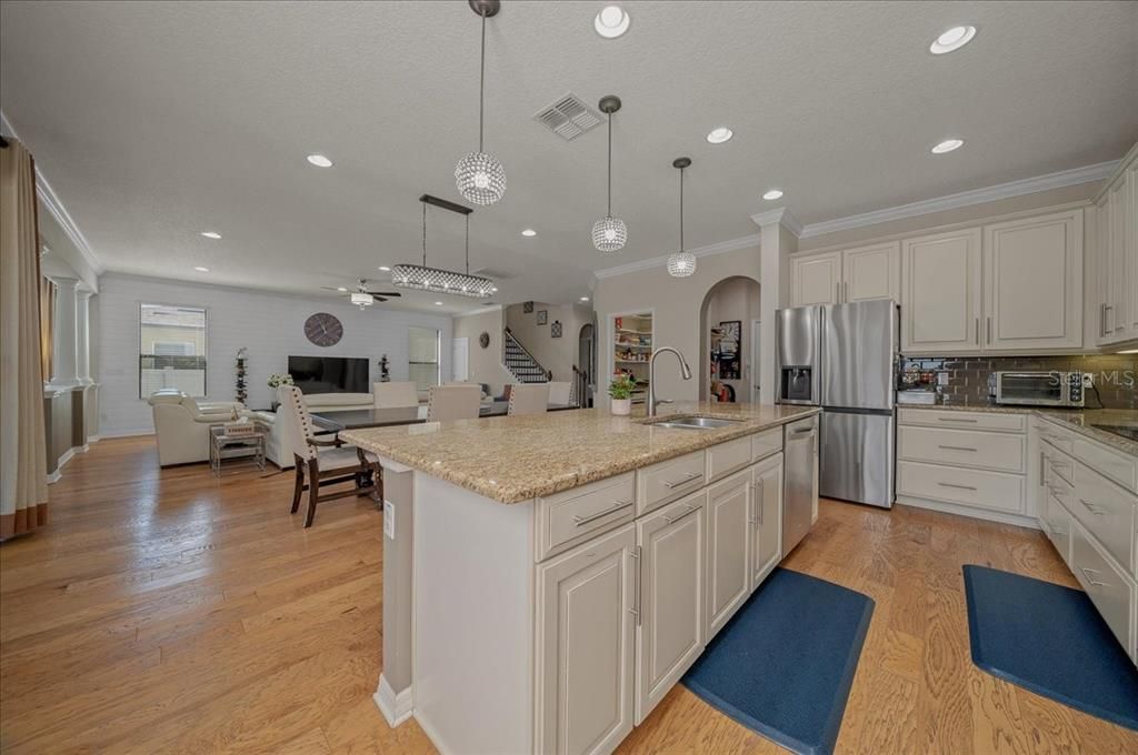 Activo con contrato: $599,990 (5 camas, 3 baños, 3190 Pies cuadrados)