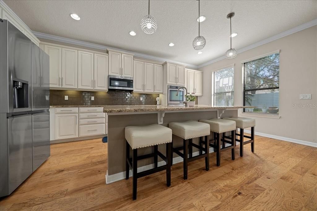 Activo con contrato: $599,990 (5 camas, 3 baños, 3190 Pies cuadrados)