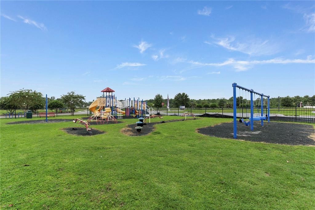 合同活跃: $365,990 (5 贝兹, 3 浴室, 2451 平方英尺)