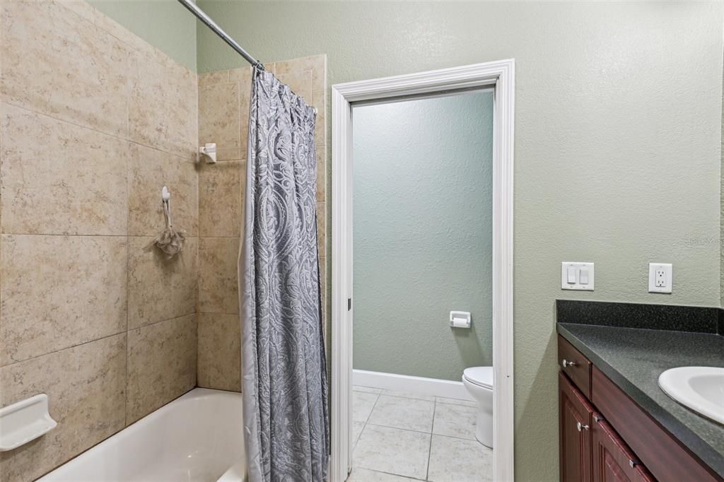 Activo con contrato: $243,000 (3 camas, 2 baños, 1733 Pies cuadrados)