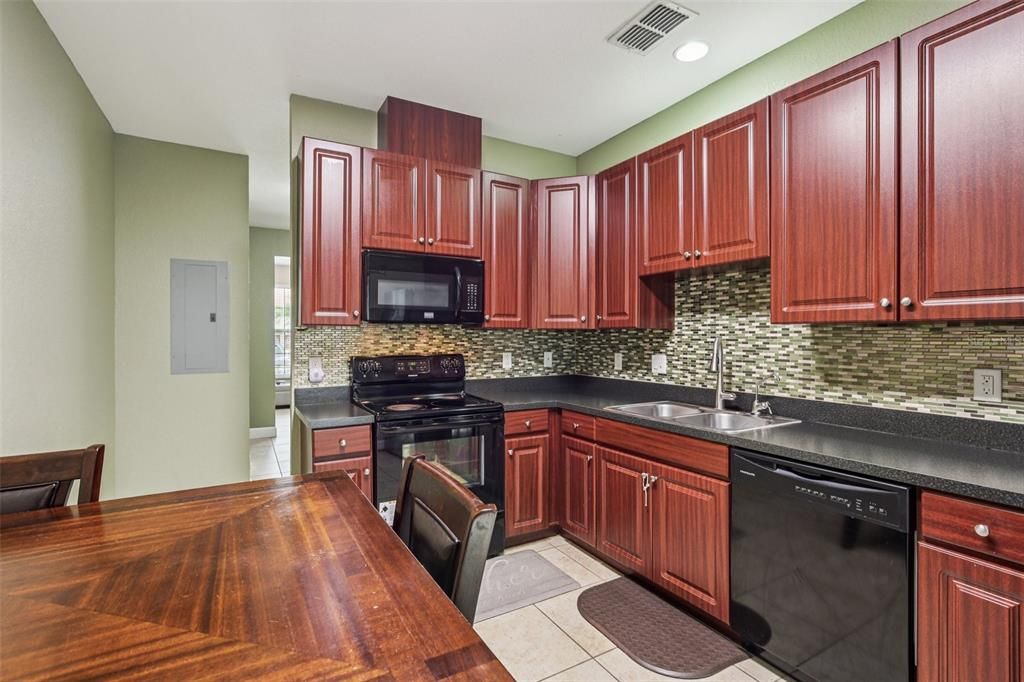 Activo con contrato: $243,000 (3 camas, 2 baños, 1733 Pies cuadrados)