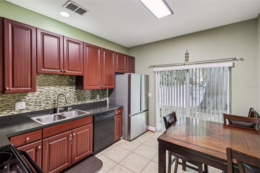 Activo con contrato: $243,000 (3 camas, 2 baños, 1733 Pies cuadrados)