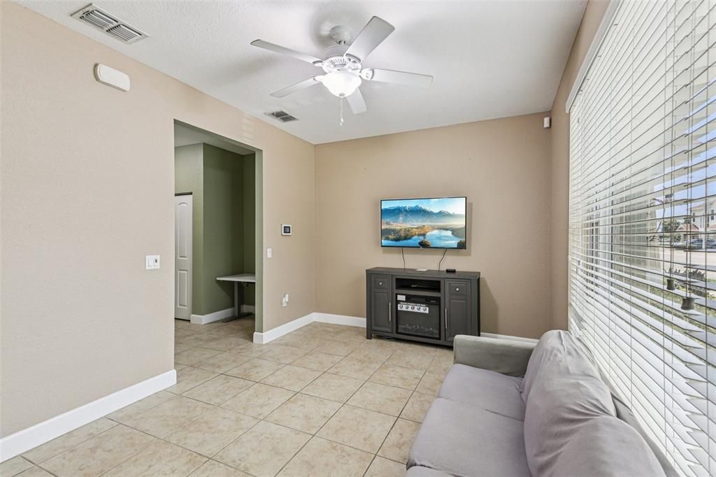 Activo con contrato: $243,000 (3 camas, 2 baños, 1733 Pies cuadrados)