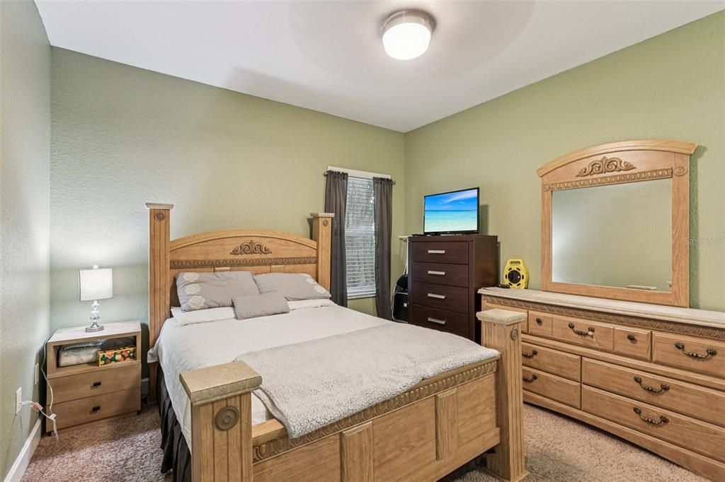 Activo con contrato: $243,000 (3 camas, 2 baños, 1733 Pies cuadrados)