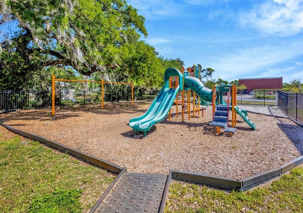 Activo con contrato: $243,000 (3 camas, 2 baños, 1733 Pies cuadrados)