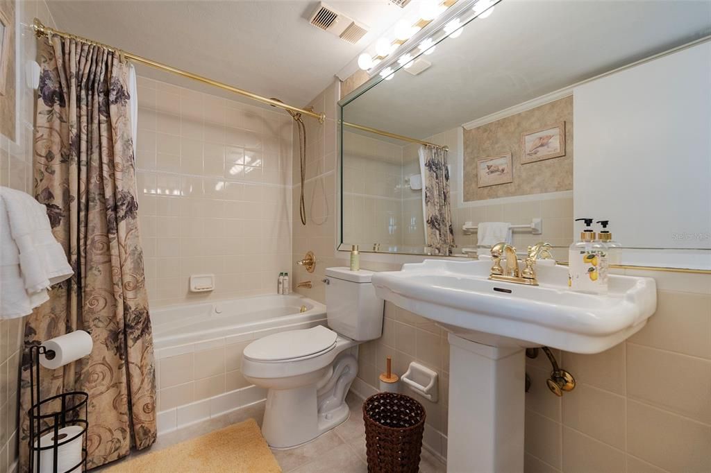 合同活跃: $449,000 (2 贝兹, 2 浴室, 1200 平方英尺)