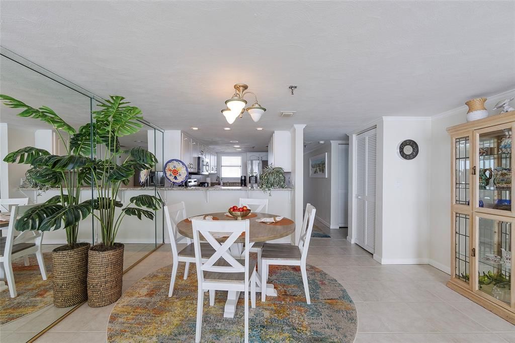 合同活跃: $449,000 (2 贝兹, 2 浴室, 1200 平方英尺)