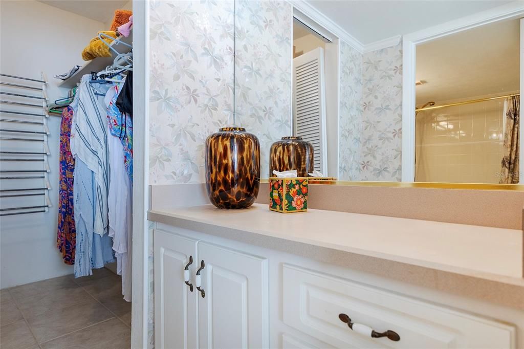 合同活跃: $449,000 (2 贝兹, 2 浴室, 1200 平方英尺)