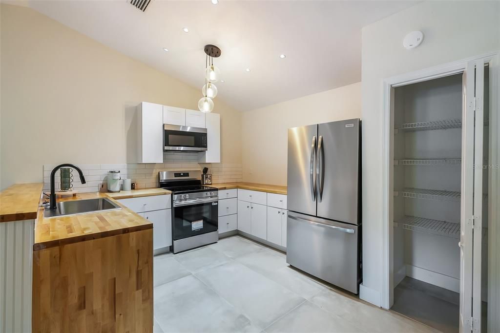 待售: $399,000 (4 贝兹, 2 浴室, 2148 平方英尺)