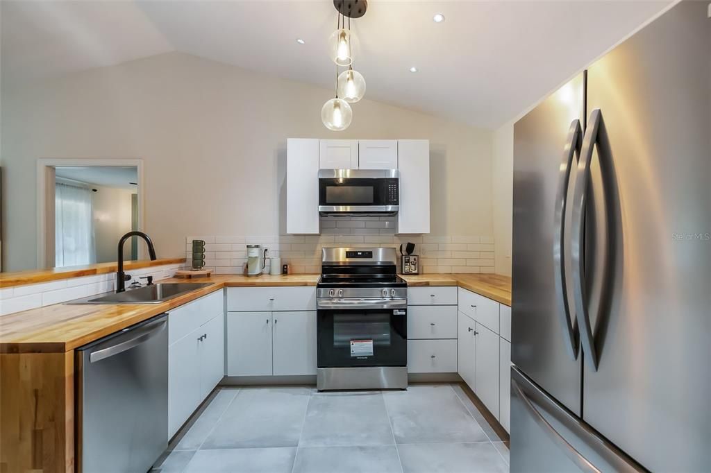 待售: $399,000 (4 贝兹, 2 浴室, 2148 平方英尺)