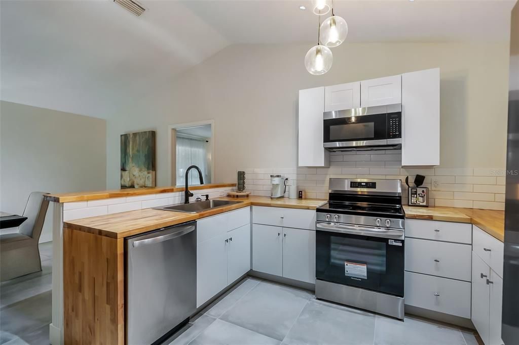 待售: $399,000 (4 贝兹, 2 浴室, 2148 平方英尺)