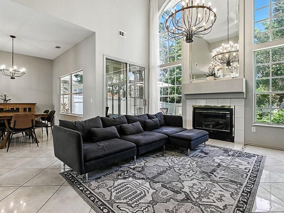 Activo con contrato: $399,999 (3 camas, 2 baños, 2043 Pies cuadrados)