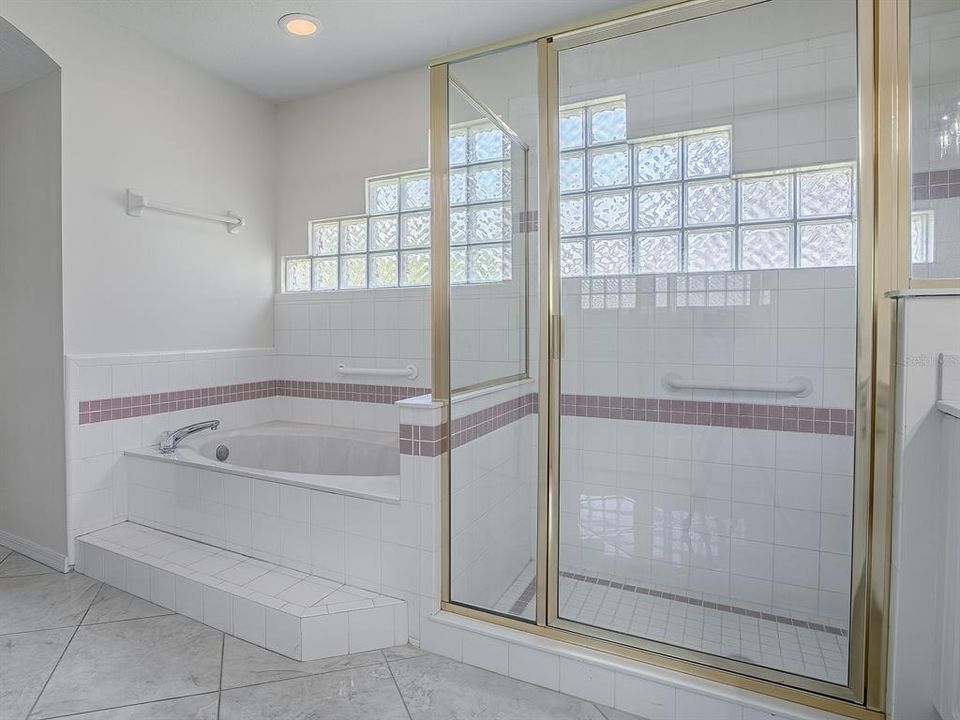 Activo con contrato: $399,999 (3 camas, 2 baños, 2043 Pies cuadrados)