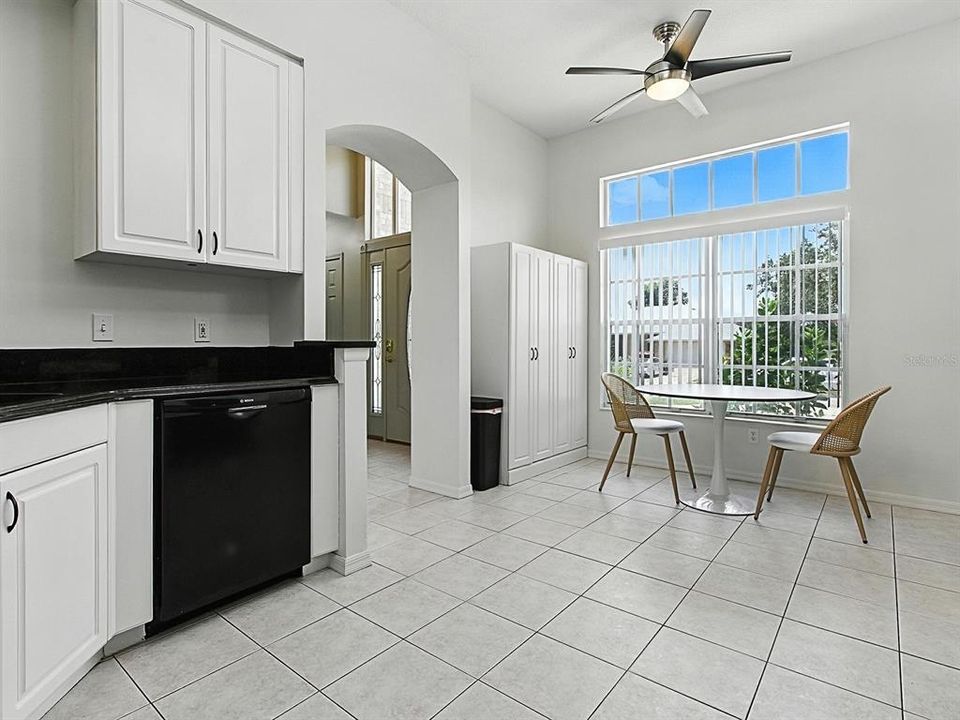 Activo con contrato: $399,999 (3 camas, 2 baños, 2043 Pies cuadrados)