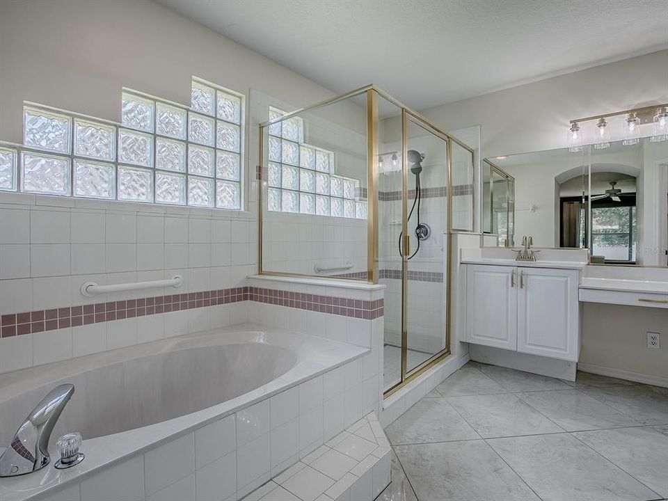 Activo con contrato: $399,999 (3 camas, 2 baños, 2043 Pies cuadrados)