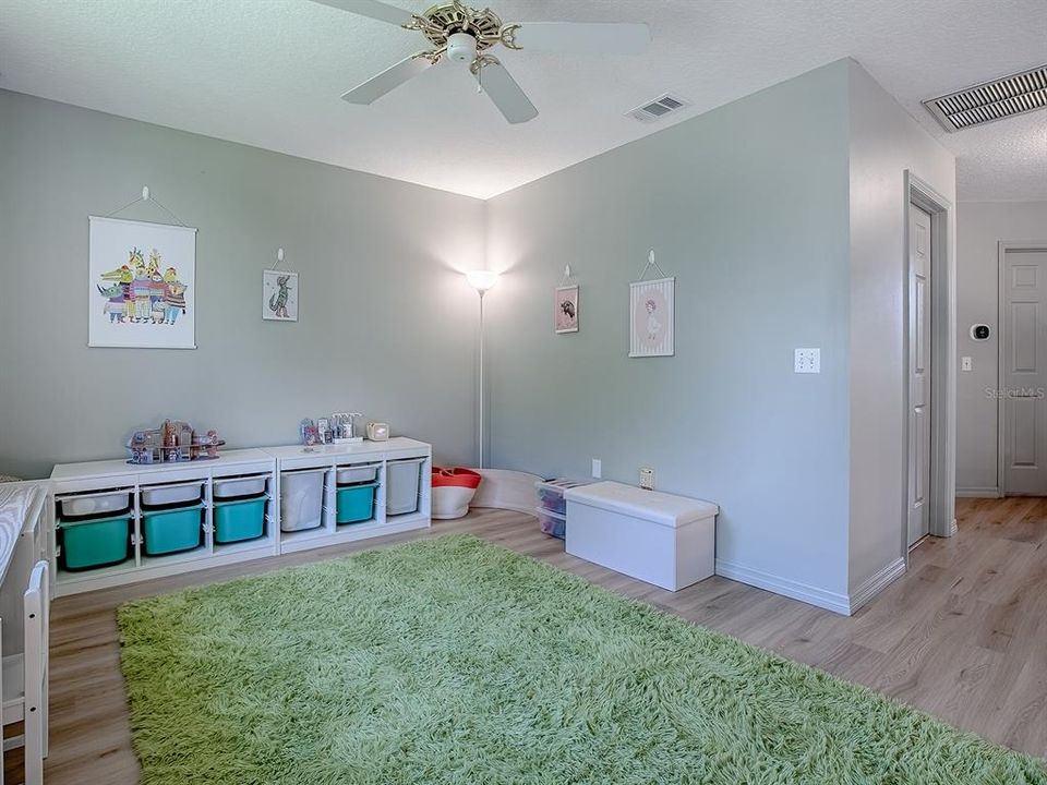 Activo con contrato: $399,999 (3 camas, 2 baños, 2043 Pies cuadrados)