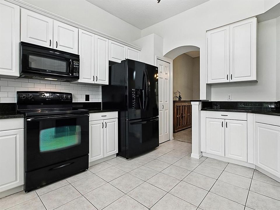 Activo con contrato: $399,999 (3 camas, 2 baños, 2043 Pies cuadrados)