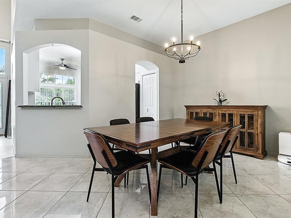 Activo con contrato: $399,999 (3 camas, 2 baños, 2043 Pies cuadrados)