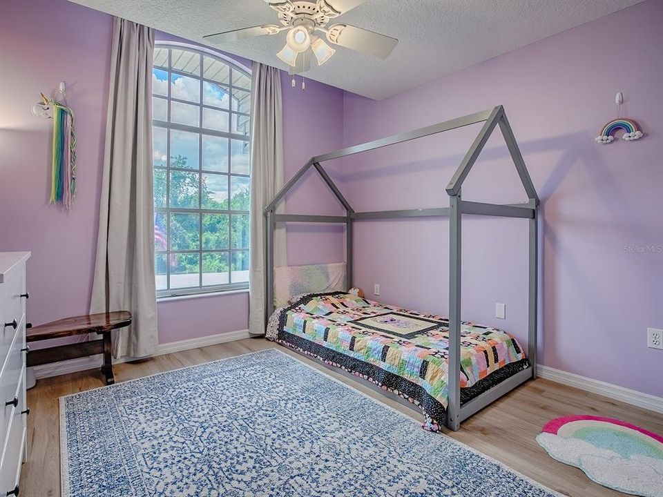 Activo con contrato: $399,999 (3 camas, 2 baños, 2043 Pies cuadrados)