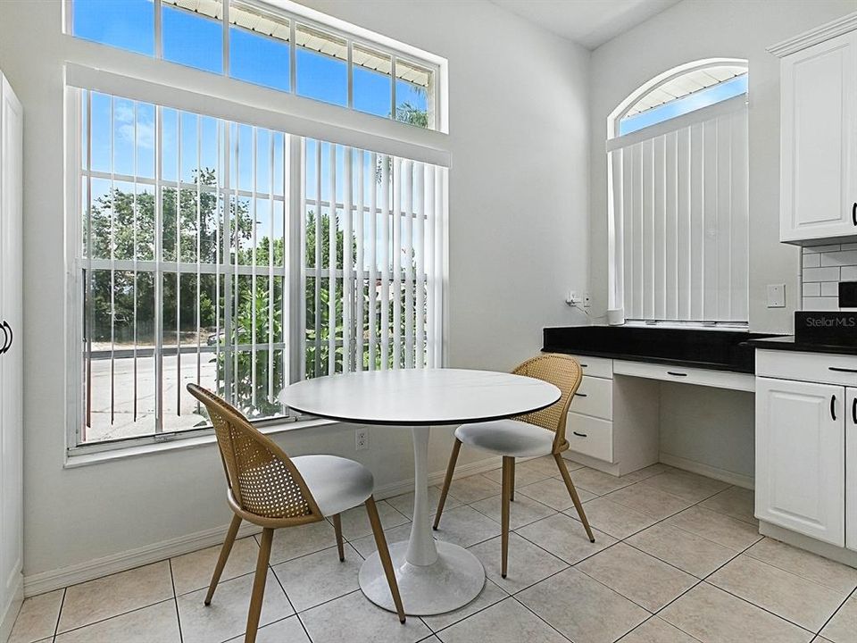 Activo con contrato: $399,999 (3 camas, 2 baños, 2043 Pies cuadrados)