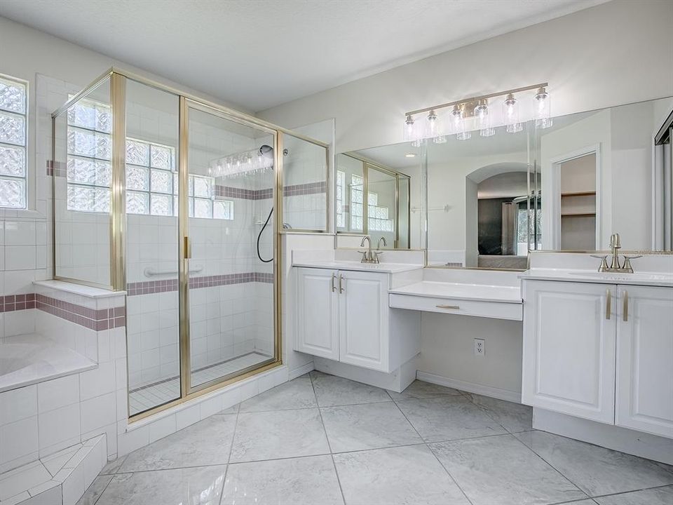 Activo con contrato: $399,999 (3 camas, 2 baños, 2043 Pies cuadrados)