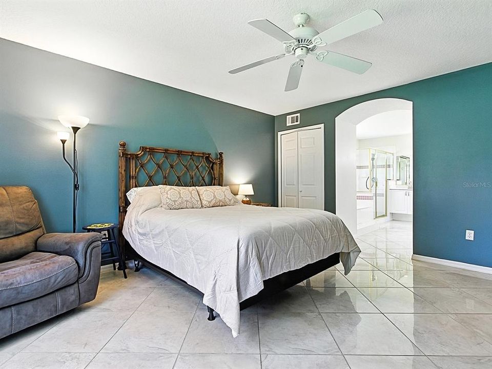 Activo con contrato: $399,999 (3 camas, 2 baños, 2043 Pies cuadrados)