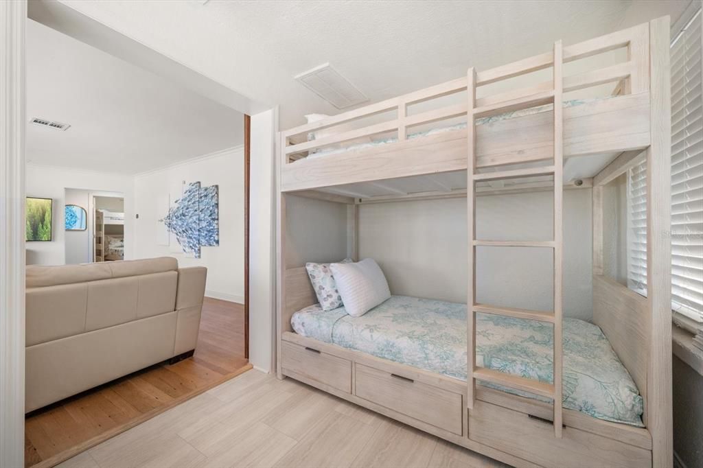 En Venta: $799,000 (4 camas, 3 baños, 1446 Pies cuadrados)