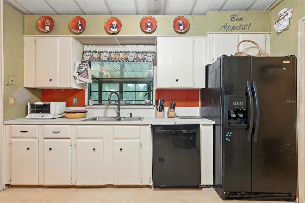 For Sale: $250,000 (3 beds, 2 baths, 1983 Square Feet)