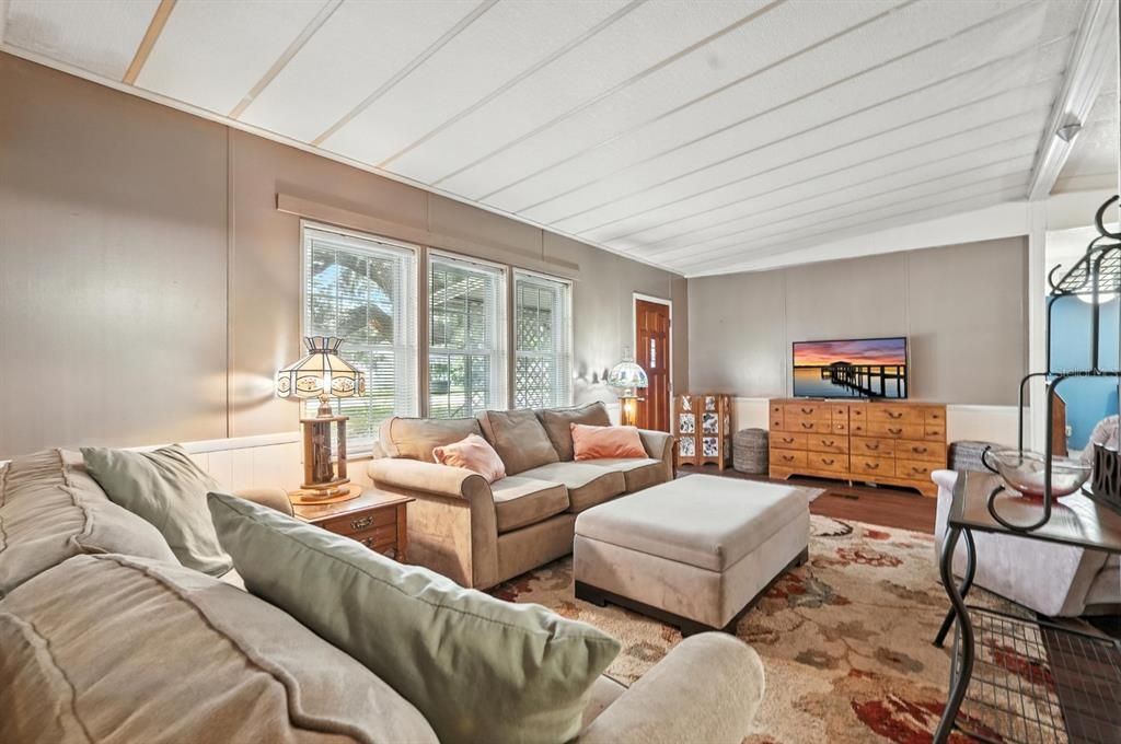 For Sale: $250,000 (3 beds, 2 baths, 1983 Square Feet)