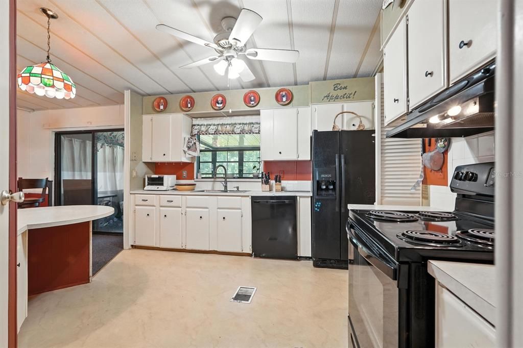 For Sale: $250,000 (3 beds, 2 baths, 1983 Square Feet)