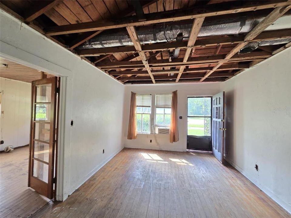 待售: $165,000 (3 贝兹, 1 浴室, 1464 平方英尺)